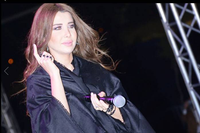 بالفيديو وبالصور: نانسي عجرم تشعربالبرودة الشديدة على المسرح .. و«البودي غارد» يثير أزمة