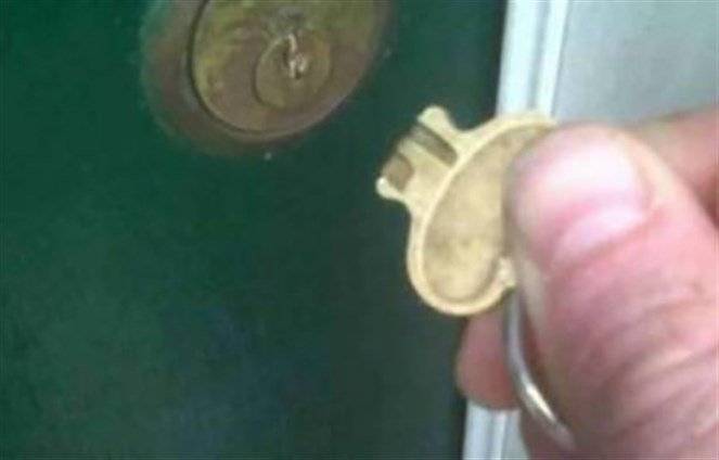 طريقة بسيطة من أجل إخراج نصف المفتاح المكسور!