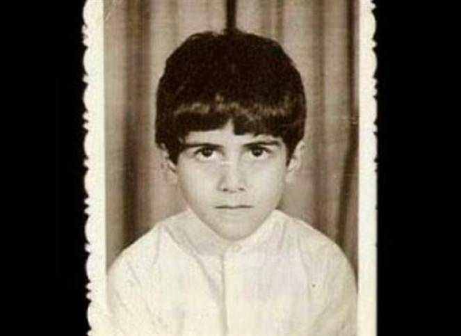 من هو الطفل صاحب الصورة الذي حير مخابرات العالم؟!