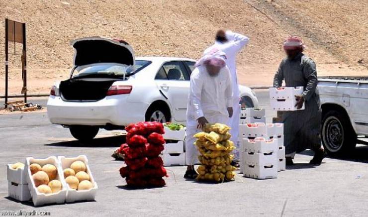 فيديو: ممثل سعودي شهير يتحول لبائع "بسطة"!