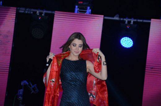بالصور| تمزّق سحّاب فستان “نانسي عجرم” على المسرح وهذا ما حدث!
