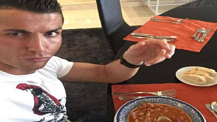 ما قصة رونالدو مع "العدس" و"اللوبيا"؟ (صور)