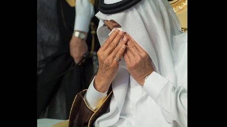 الملك سلمان تغلبه العبرات في حفل تخرج نجله
