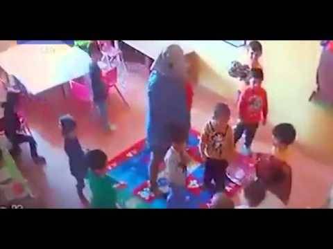 فيديو صادم: لن تصدقوا ما فعله هؤلاء الطلاب بزميلهم بأمر من المعلمة