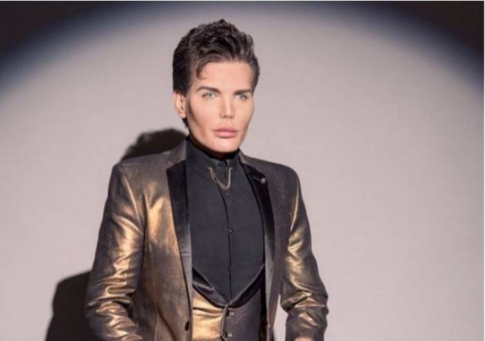 بالفيديو: رجل يخضع لـ44 عملية تجميلية لانفه فقط...هكذا أصبح!