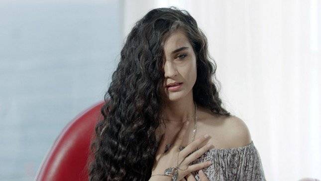 ما الذي تخفيه توبا بيوكستون في هذه الصور؟