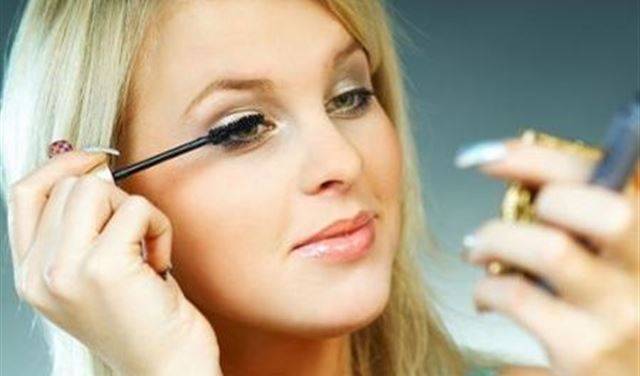 ماذا يحدث لو توقفت النساء عن استخدام المكياج؟