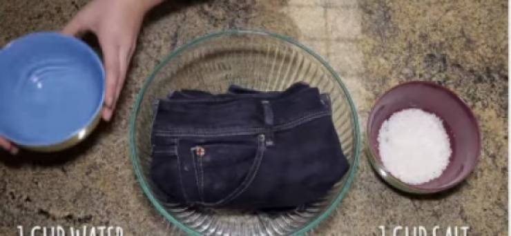 فيديو: لن تتخيل ماذا يحدث عند اضافة الملح على بنطال جينز!