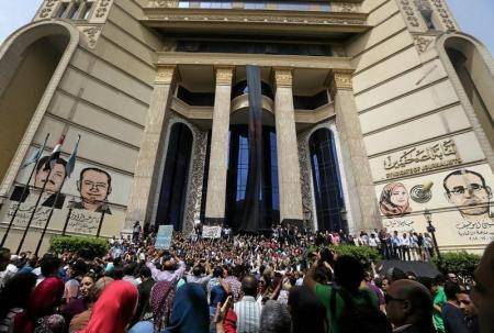 آلاف الصحفيين المصريين يطالبون بإقالة وزير الداخلية