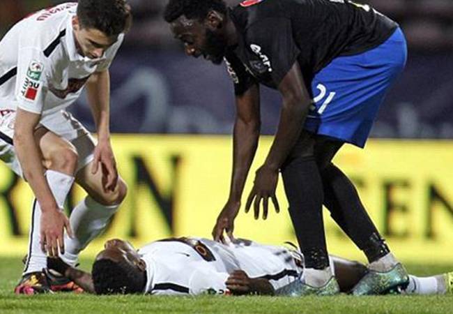 بالفيديو: وفاة لاعب على أرض الملعب