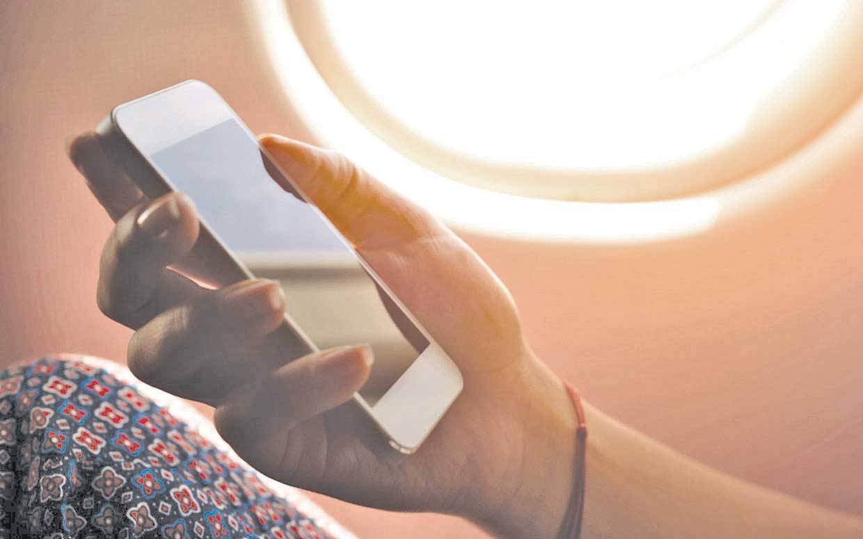 بحث طبي جديد يكشف العلاقة بين استخدام الهواتف الذكيّة وسرطان الدماغ