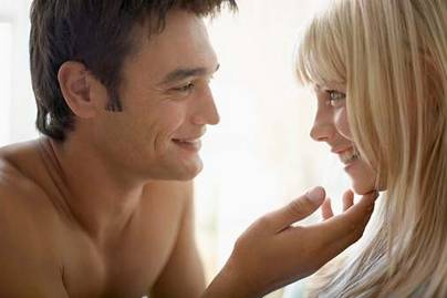 كيف اجعلها تحبني ؟ هكذا تفوز بقلب المرأة