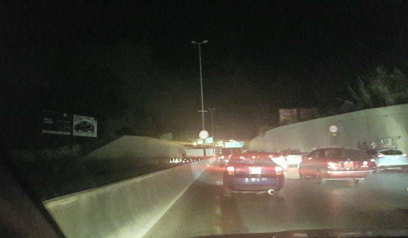 بالصور انزلاق شاحنة على طريق الحازمية