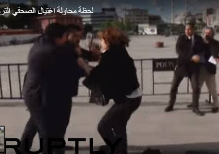 فيديو محاولة اغتيال الصحفي التركي جان دوندار الذي فضح نقل السلاح الى سوريا