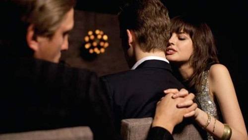 3 أسرار تجذب المتزوّجة إلى رجل آخر.فاحذر ايها الرجل