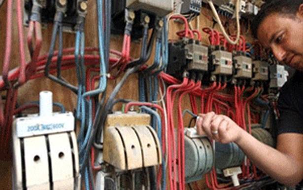 موظفو «kVA» أقفلوا دائرة بعلبك احتجاجاً على صرف موظف