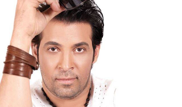 الراقصة شمس تنشر فيديو لسعد الصغير يقبل قدمها