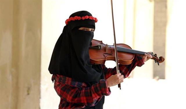بعد الجدل الكبير الذي أثارته.. ماذا حلّ بفتاة الكمان المنقبة؟