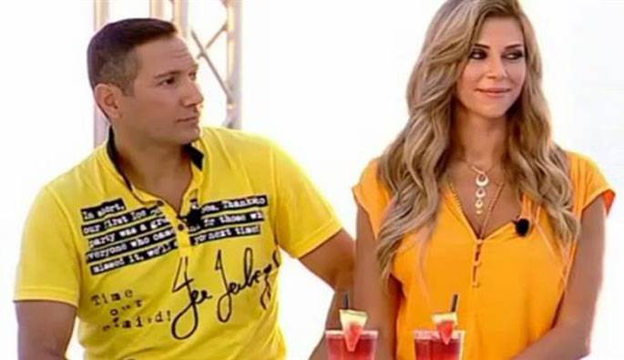 بالفيديو.. طوني أبوجودة يداعب زوجته كارلا على الهواء
