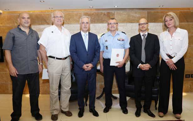 خطار كرم ضابطين فرنسيين
بعد إنهائهما دورة تدريبية لخبراء