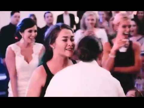 بالفيديو: التقطت باقة العروس وأصبحت هي العروس! حدث ما لم تكن تتوقعه!