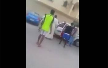 بالفيديو.. مضاربة جماعية بالسواطير!
