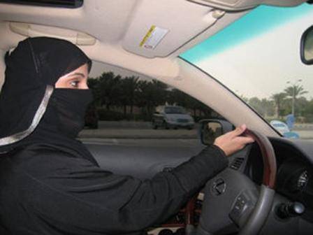 بالصور سعوديات يثرن عبر مواقع التواصل  و يطالبن بالسماح للمرأة بقيادة السيارة