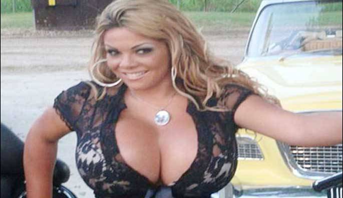بالصورة: صاحبة أكبر صدر في العالم لا تقبل زوجها