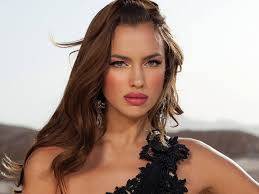 بالصورة.. ايرينا شايك عارية الصدر!