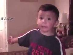 بالفيديو المؤثرشاهد طفل يحاول جاهداً إخبار والده أن أخاه الصغير ينزف دماً !!