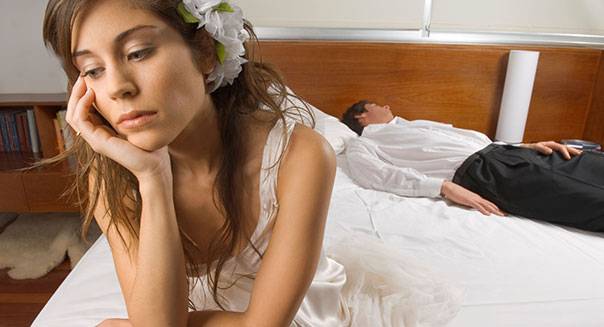 هذا هو الموقف الأكثر إحراجاً ليلة زفافك.. كيف تتصرّفين؟