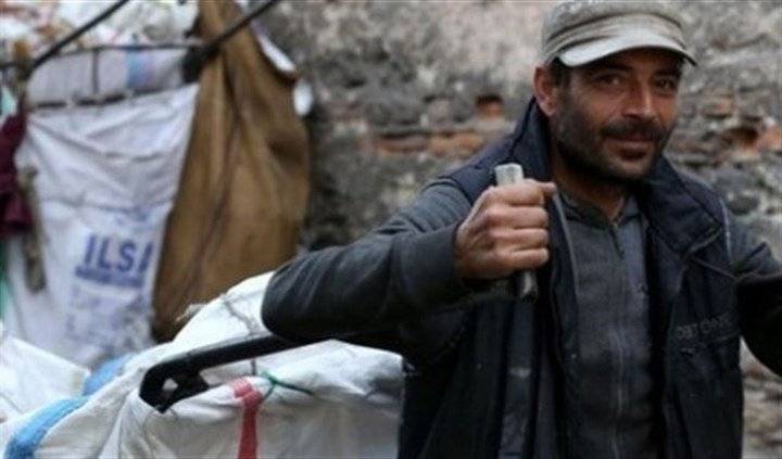 من رجل أعمال ناجح إلى جامع خردة والأوراق المرمية في الشوارع.. هذه قصة نادر المأساوية
