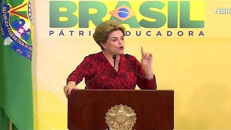 رئيسة البرازيل تجمع أشياءها تحسبا لرحيل محتمل
