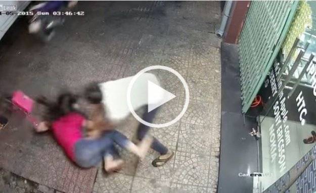 بالفيديو شاهد ماذا فعل شاب بفتاة مستغلاً خلو الشارع من المارة !