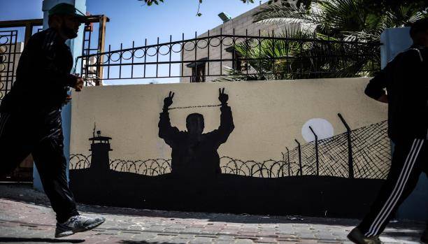 الاحتلال يماطل في تقديم العلاج لأسيرين فلسطينيين