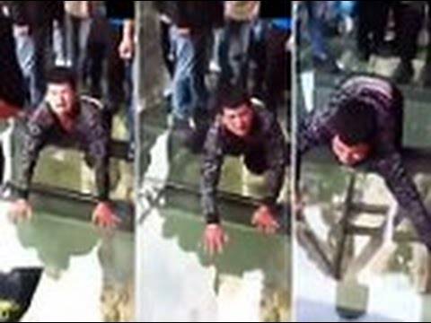 صيني يعاني فوبيا المرتفعات.. شاهد كيف عبر جسر زجاجي !  “فيديو”