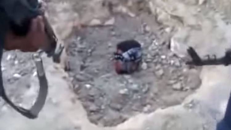 "داعش" يدفن العشرات من مسلحيه وهم أحياء