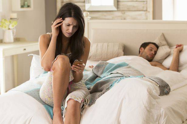 هذه عقوبة الزّوجة التي تفتّش هاتف زوجها بدون علمه!!