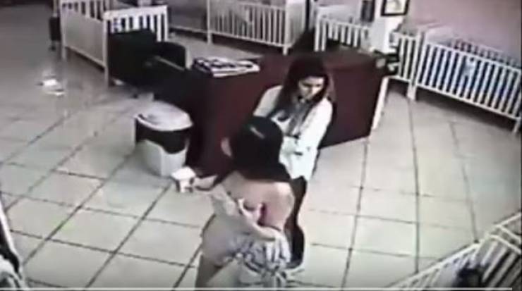 فيديو غير أخلاقي: شاهد ماذا فعلت فتاتين وكاميرا سرية تكشفهم!