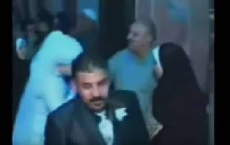 بالفيديو: لن تتخيل ماذا فعلت هذه العروس مع والدها لحظة مغادرتها لمنزلها بعد الزفاف!