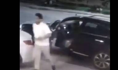 بالفيديو: بعدما ترجّل من سيارته الفارهة... هذا ما فعله بالطفل!
