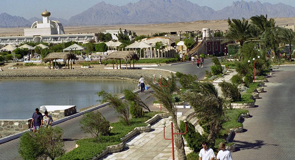 سائحة روسية تجد غريبًا في غرفتها.. فضربها!