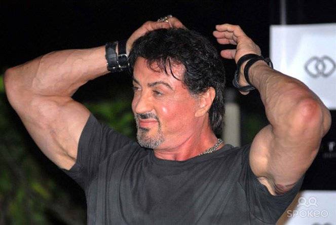 بالصور..سيلفستر ستالون بين ابنتيه يشعل "انستغرام" بجمالهما