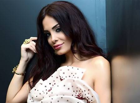 دومينيك حوراني بصورة جريئة وصدرها ظهر وتعليقات اباحية!