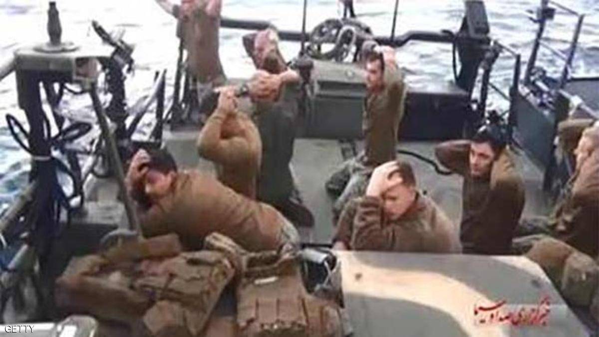 إقالة قائد زورق البحرية الأميركية الذي احتجزته إيران