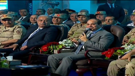 السيسي: "فين السجادة الحمرا!؟"
