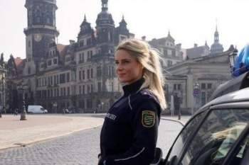 شرطية ألمانية تشعل مواقع التواصل الإجتماعي بصورها المثيرة