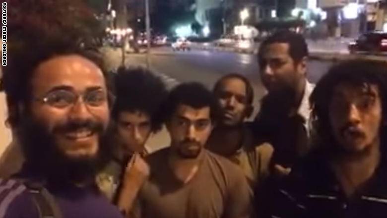 منظمات حقوقية ونشطاء يطالبون السلطات المصرية بـ"الحرية لأطفال الشوارع".. و"هيومن رايتس": السخرية ليست جريمة