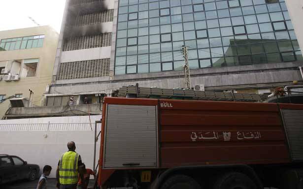جريحان من الدفاع المدني وعشرة 
مصابين بالاختناق اثر حريق صيدا