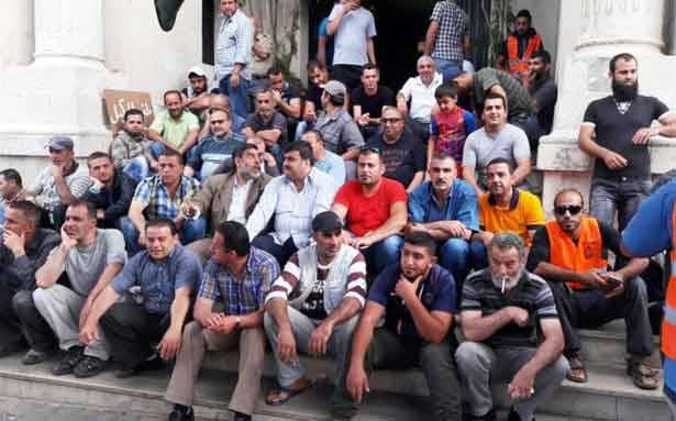 إعتصام لمياومي كهرباء لبنان في كورنيش النهر...
ولمياومي بلديّة طرابلس